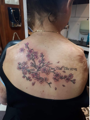 tatoeage met kersenbloesem en tekst